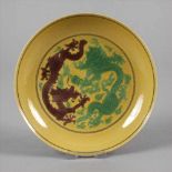 Zierteller Chinaum 1890, am Boden mit Sechs-Zeichen-Guangxu-Marke, gelbglasiertes Porzellan, grün-