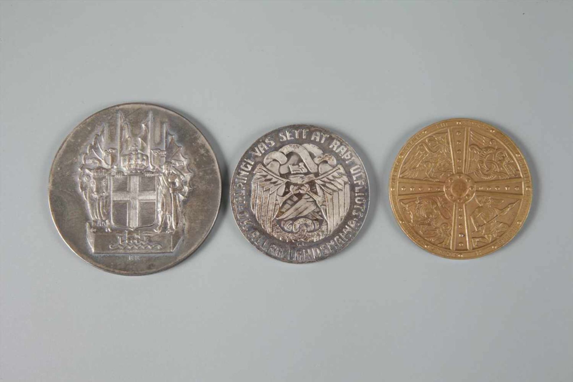 Drei Münzen Island im Etui Tausendjahrfeier Alting 1930, 2, 5 und 10 Kronen, vz, Etui hat sich - Bild 2 aus 3