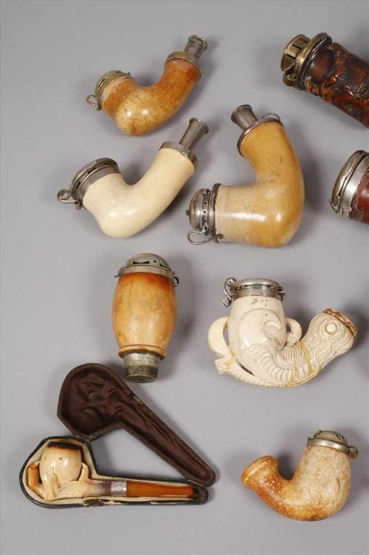 Großes Konvolut Pfeifenköpfevorwiegend 19. Jh., 20 Stück, Meerschaum beschnitzt, mit - Bild 3 aus 4