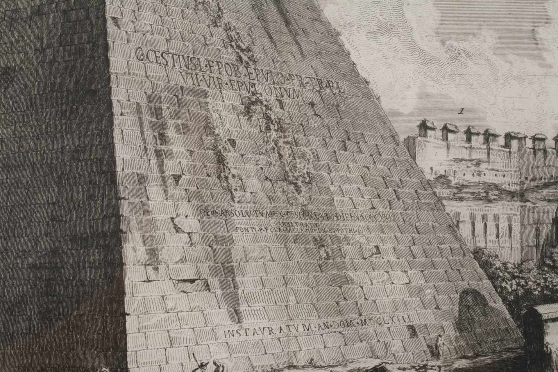 Giovanni Battista Piranesi, Cestius PyramideAnsicht des ungewöhnlichen Bauwerkes an einem der - Bild 3 aus 4