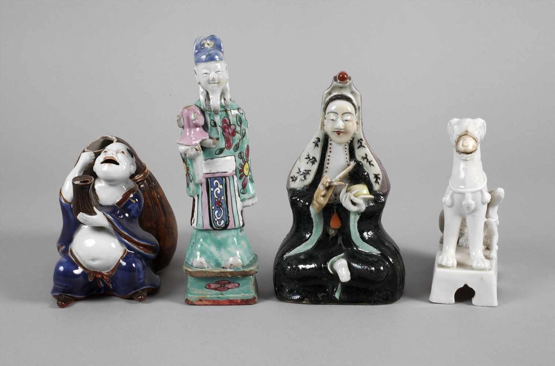 Vier PorzellanfigurenChina, 19. Jh., ungemarkt, Weißporzellan bzw. Porzellan in polychromer