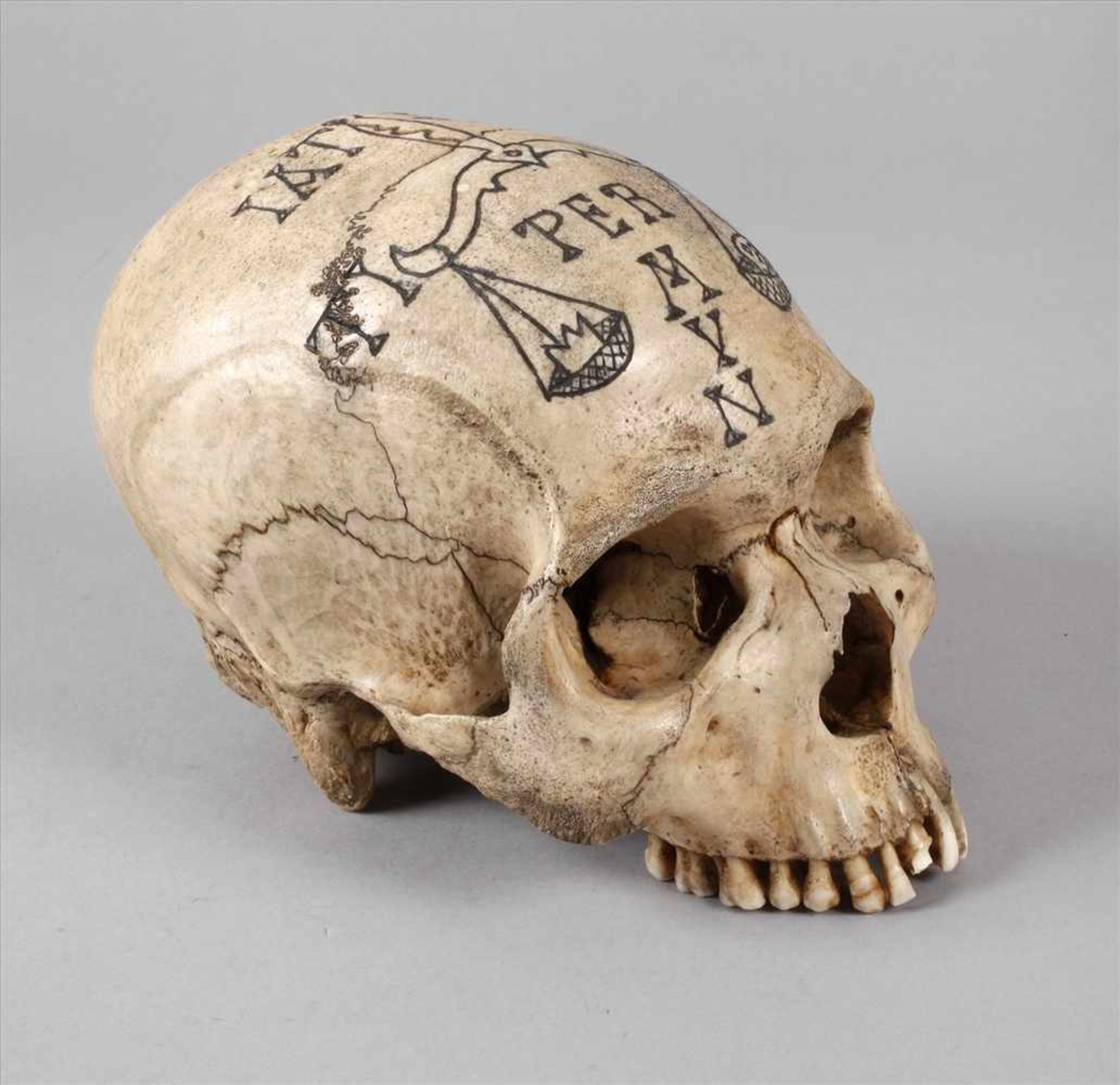 Memento Moriwohl 19. Jh., präparierter menschlicher Schädel, mit Brandmalerei verziert und