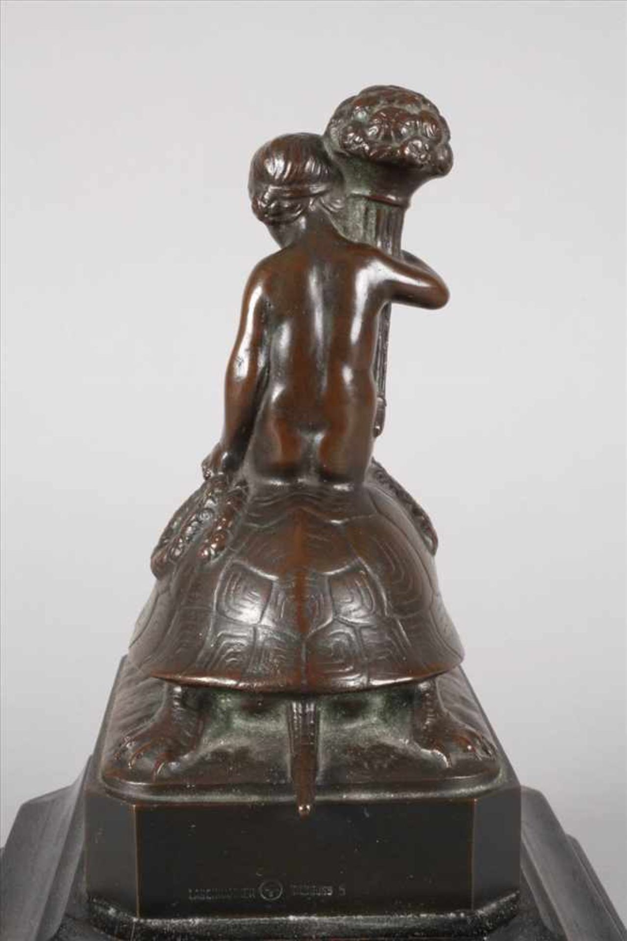 C. Bull, Mädchen auf Schildkröteum 1900, signiert, Gießerstempel Bildgießerei Lauchhammer, Bronze - Bild 4 aus 7