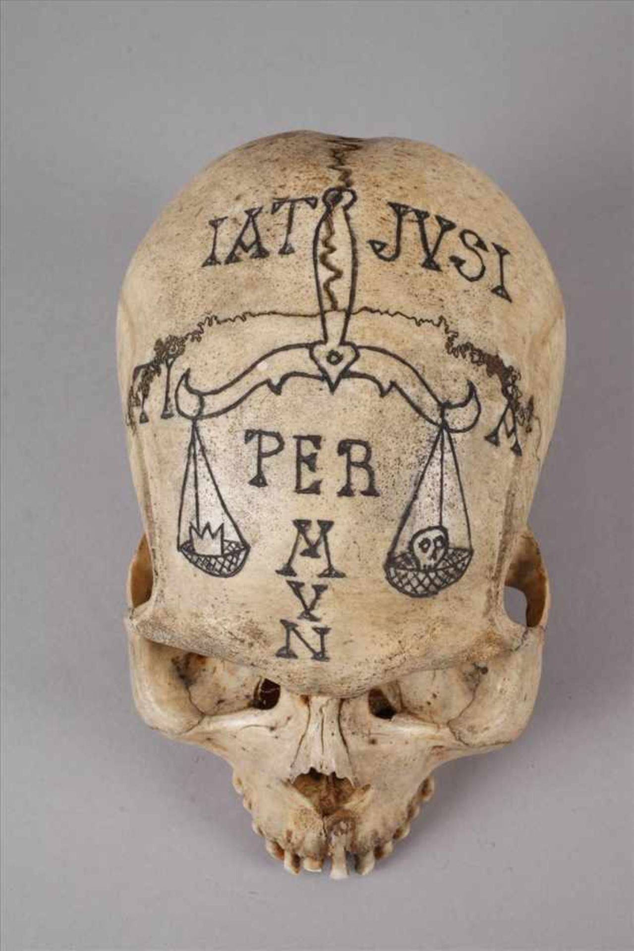 Memento Moriwohl 19. Jh., präparierter menschlicher Schädel, mit Brandmalerei verziert und - Bild 3 aus 3