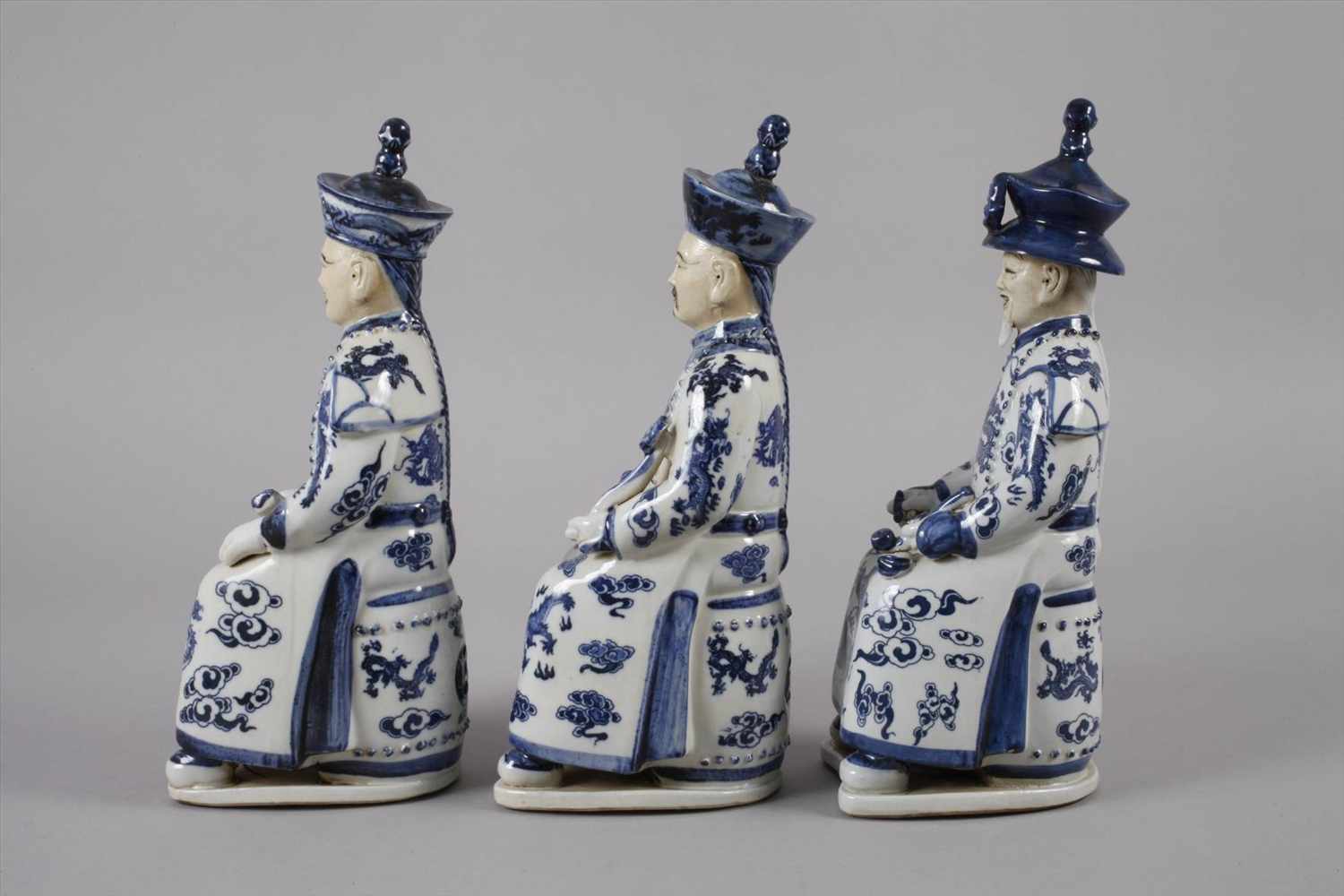 Drei PorzellanfigurenChina, 20. Jh., am Boden zweifach gemarkt, kobaltblau staffiertes, - Image 4 of 7