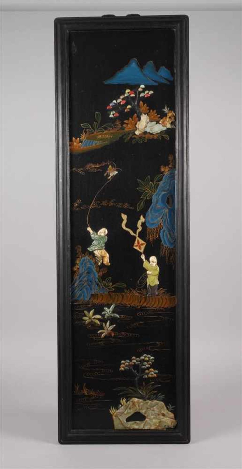 Vier Wandpaneele mit SteinschnitzereienChina, 20. Jh., ungemarkt, schwarzer, mehrfarbig bemalter, - Bild 4 aus 9