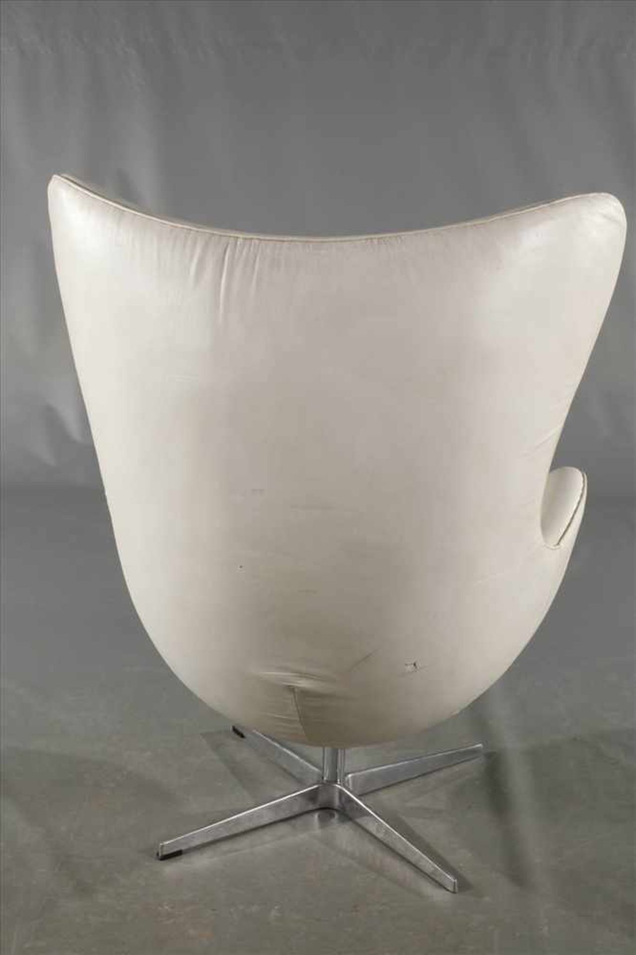 Egg Chair nach einem Entwurf von Arne Jacobsen, wohl 1980er Jahre, Drehgestell aus verchromtem - Bild 3 aus 5