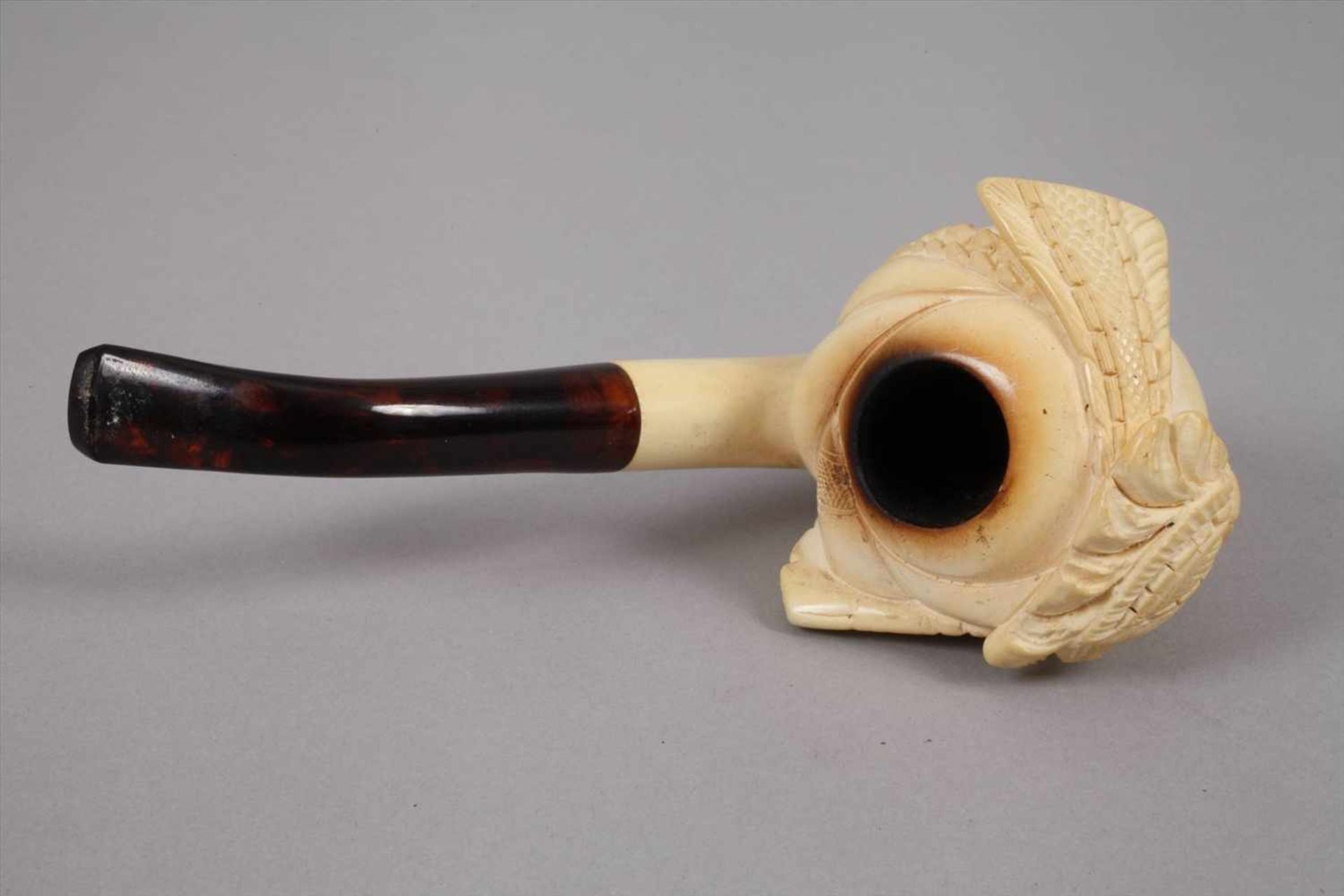 Zwei Meerschaumpfeifen19./20. Jh., Meerschaum aufwendig beschnitzt, figürlicher Pfeifenkopf in - Bild 4 aus 6