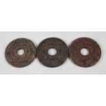 Drei Bi-ScheibenChina, 20. Jh., unsigniert, Steinschnitzerei, reliefierte Scheiben mit archaischer