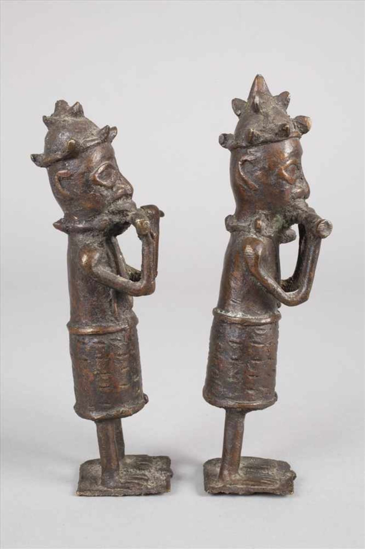 Paar figürliche PlastikenBenin, 20. Jh., Bronze in der verlorenen Form gegossen, die Kunst des - Bild 3 aus 5