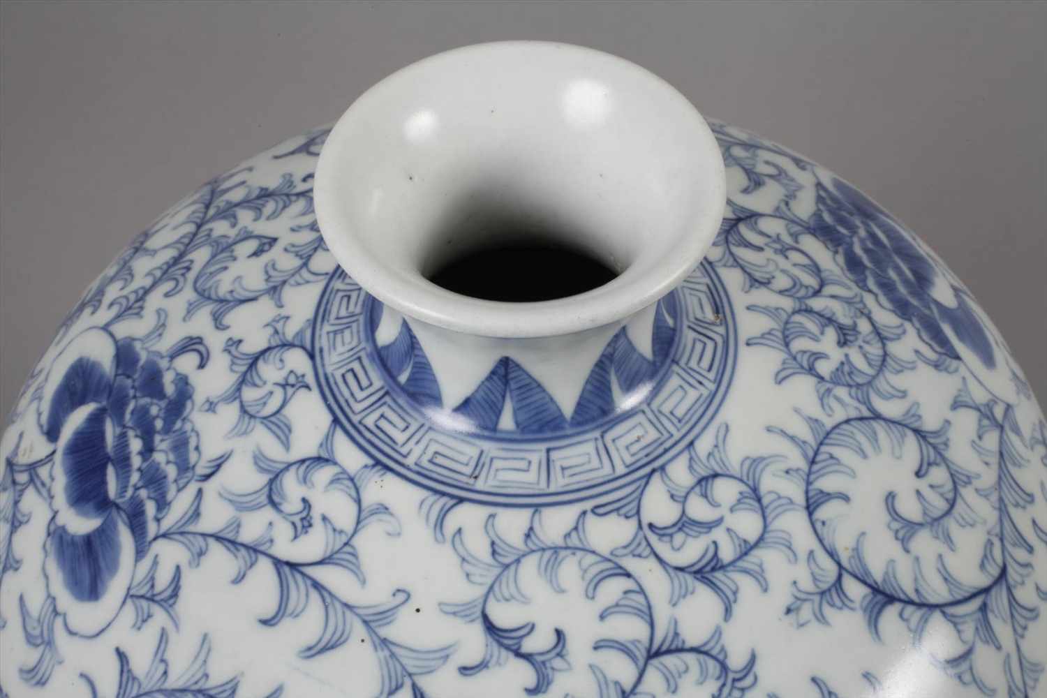 Vase Chinaum 1900, ungemarkt, weiß glasiertes Porzellan in kobaltblauer Unterglasurbemalung, - Image 3 of 4