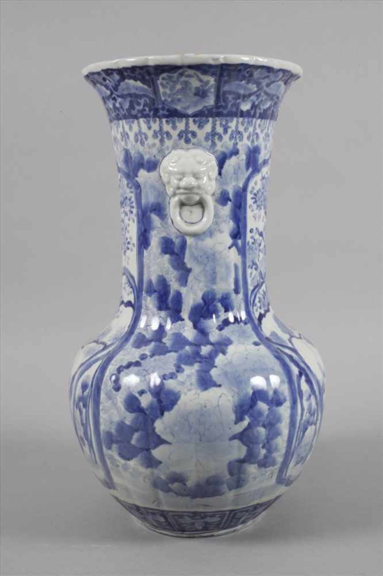 Große VaseChina, Ende 19. Jh., ungemarkt, Porzellan in kobaltblauer Unterglasurbemalung, kugeliger - Bild 2 aus 7