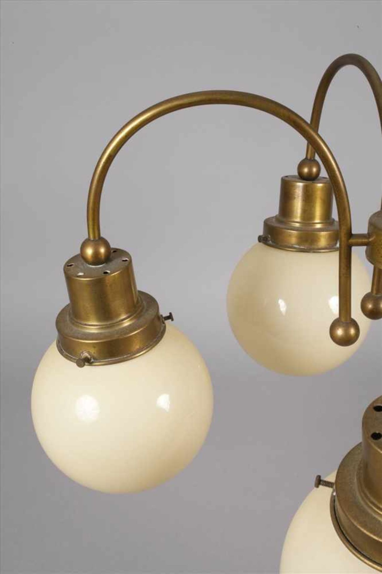 Deckenlampe Art découm 1930, Messinggestänge in stilisierter Balusterform, mit sechs c-förmig - Bild 2 aus 3