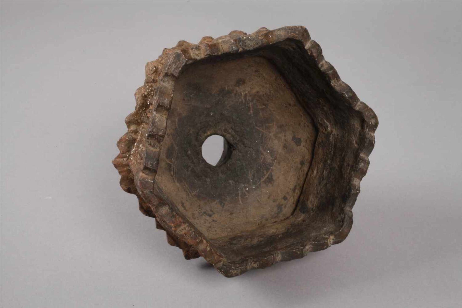 Hexagonales Gefäß mit Öffnungundatiert, wohl außereuropäisch, wohl Glocke eines Räuchergefäßes, - Bild 2 aus 4
