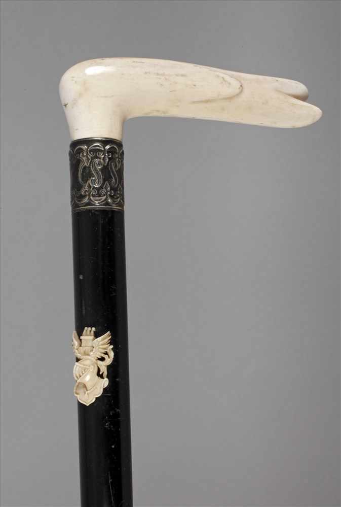 Spazierstock Elfenbeinum 1900, Elfenbein teils aufwendig beschnitzt, abgekantetes Griffstück mit