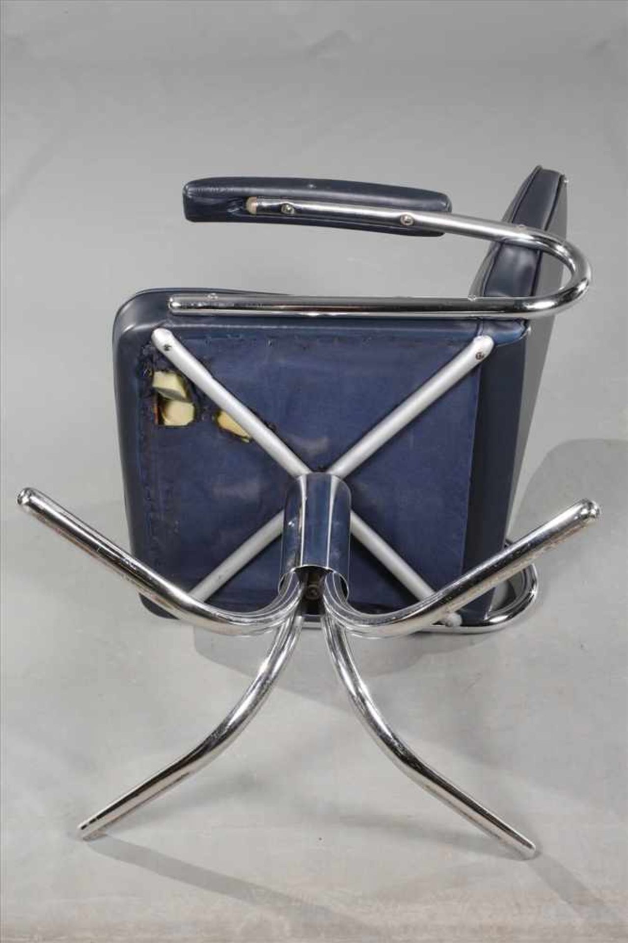 Drehsessel Stahlrohrungemarkt wohl 1970er Jahre, originaler blauer Kunstlederbezug, Chrom Z1, - Bild 5 aus 5