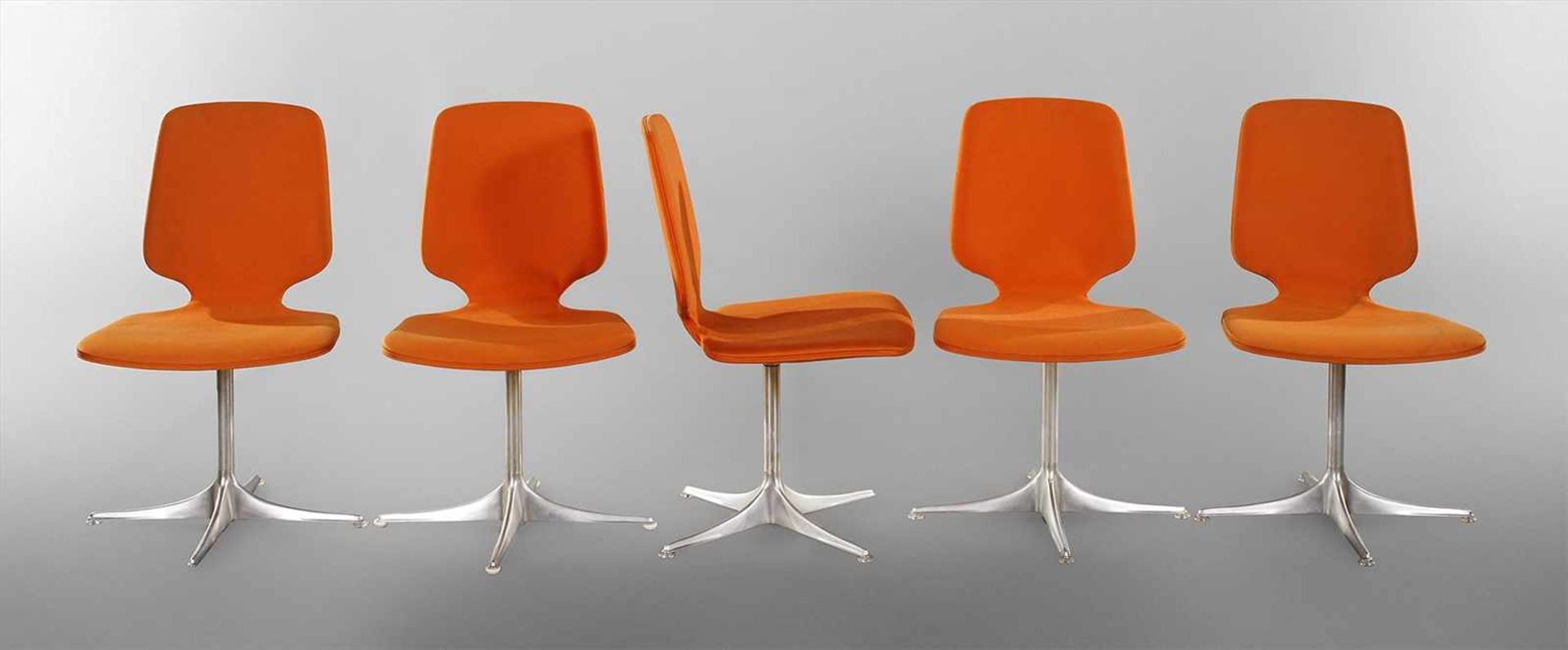 Fünf Stühleunbezeichnet, 1960er Jahre, Drehgestell aus Aluminiumguss, Sitzschalen mit federnder
