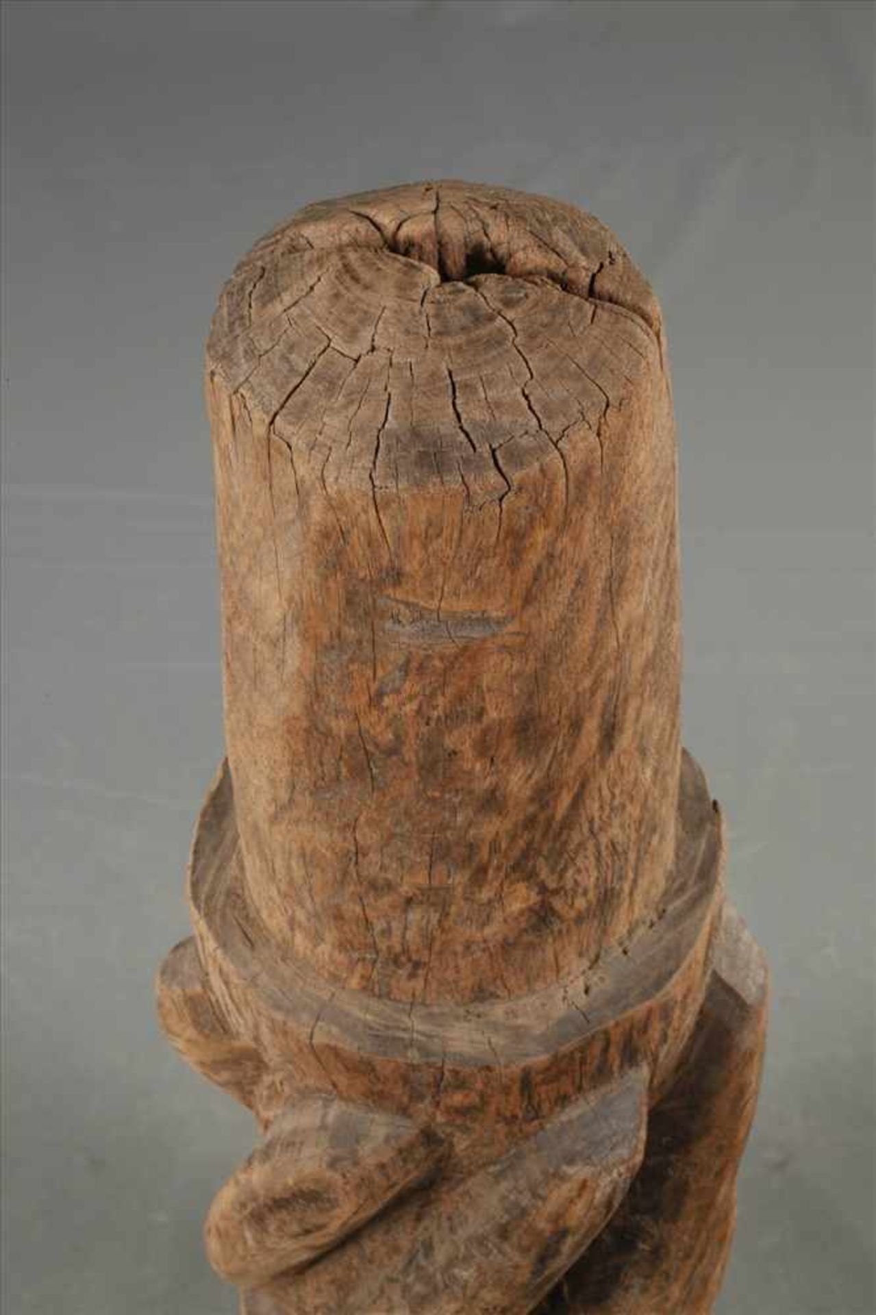 Dekoratives Holzzahnradwohl 18. Jh., mit Schrägverzahnung, auf späterem Eisenständer montiert, - Bild 2 aus 3