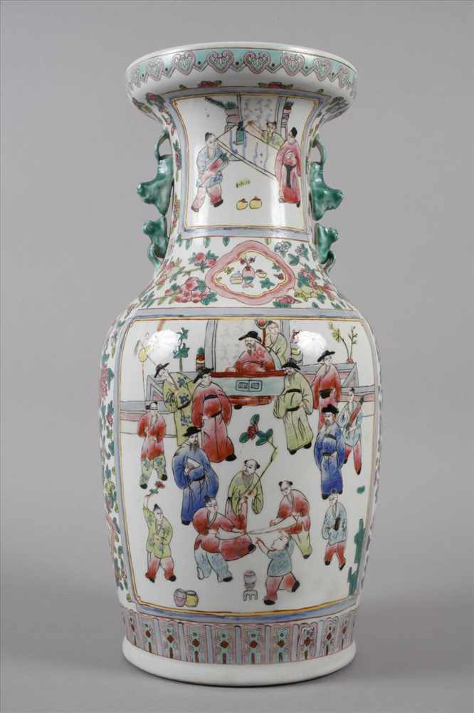 Vase Famille roseMitte 20. Jh., ungemarkt, cremefarben glasiertes Porzellan in polychromer - Image 3 of 6