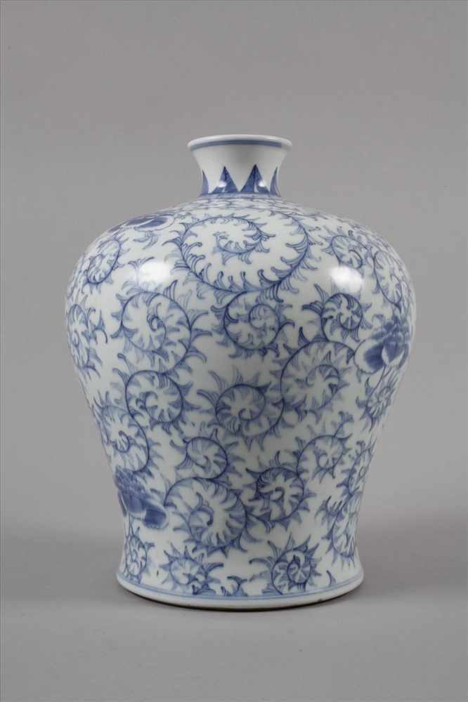 Vase Chinaum 1900, ungemarkt, weiß glasiertes Porzellan in kobaltblauer Unterglasurbemalung, - Image 4 of 4
