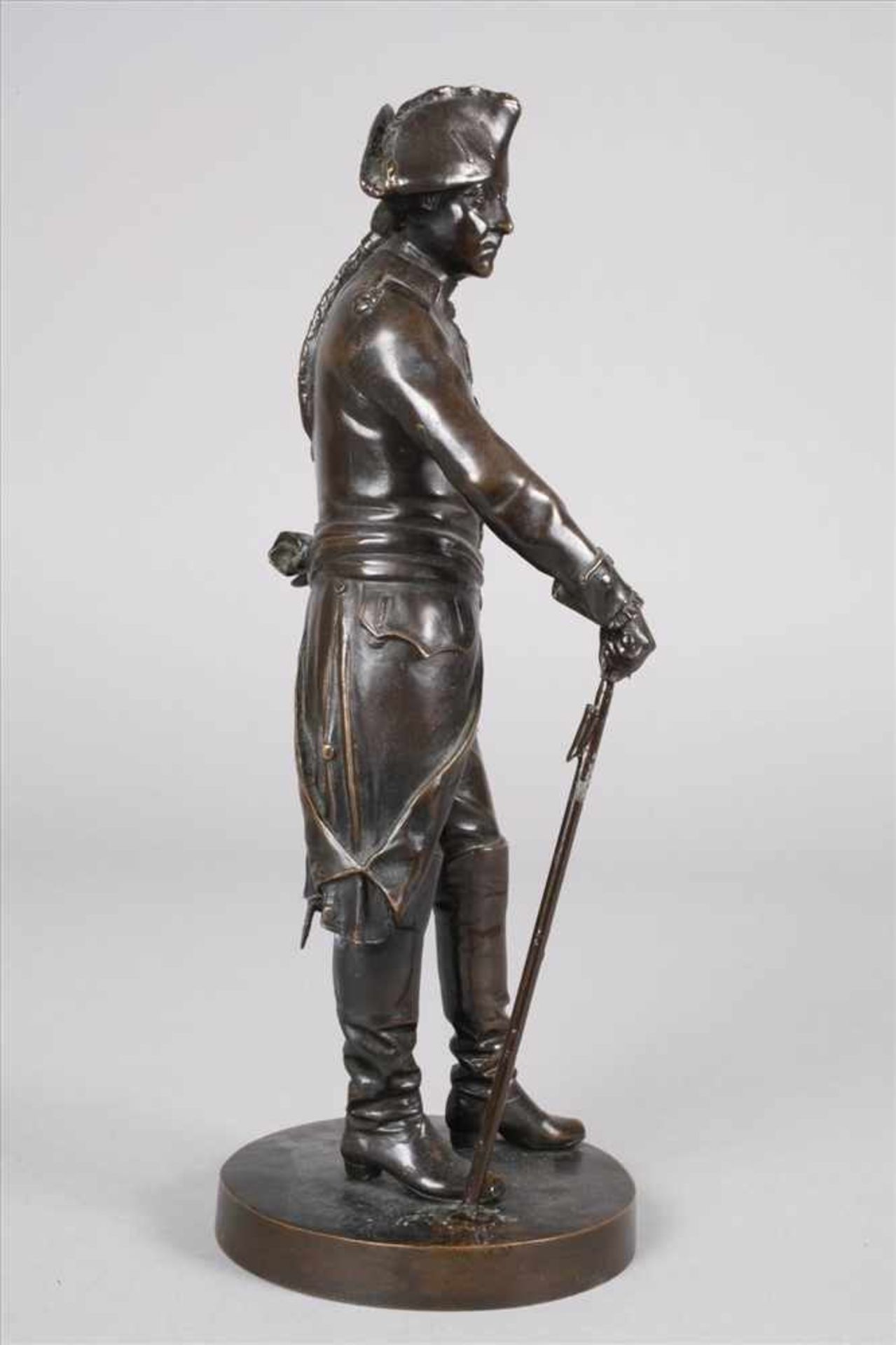 Friedrich II. "Alter Fritz"20. Jh., unsigniert, Bronze dunkel patiniert, Darstellung des stehenden - Bild 2 aus 7