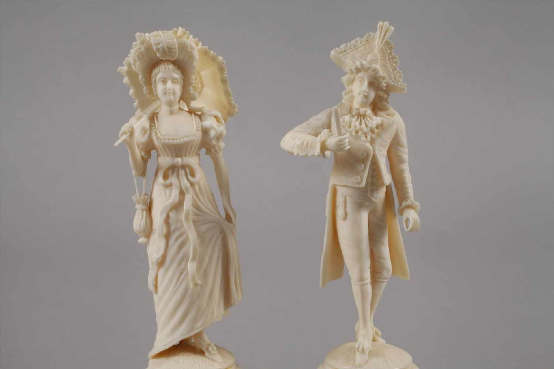 Paar Elfenbeinschnitzereienwohl Erbach, um 1900, ungemarkt, Elfenbein qualitätvoll beschnitzt, teils - Bild 2 aus 5
