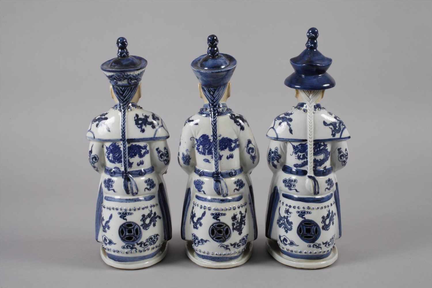 Drei PorzellanfigurenChina, 20. Jh., am Boden zweifach gemarkt, kobaltblau staffiertes, - Image 3 of 7