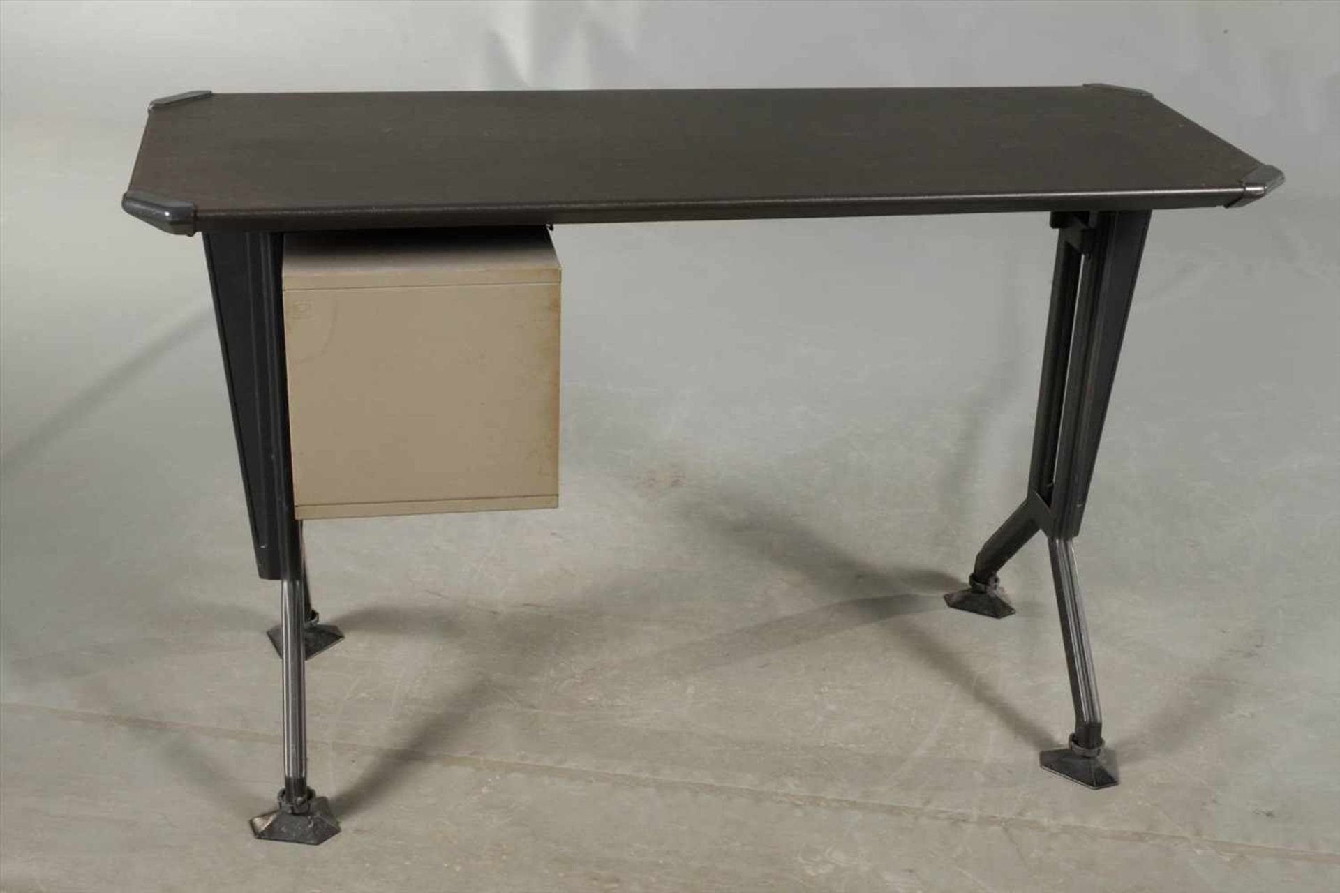 Schreibtisch von BBPR für Olivetti Synthesis1970er Jahre, schwarz lackiertes Metallgestell, Platte - Bild 2 aus 3