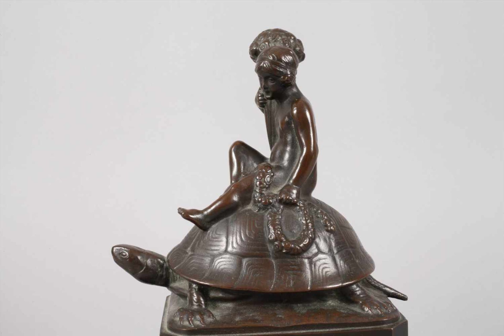 C. Bull, Mädchen auf Schildkröteum 1900, signiert, Gießerstempel Bildgießerei Lauchhammer, Bronze - Bild 7 aus 7