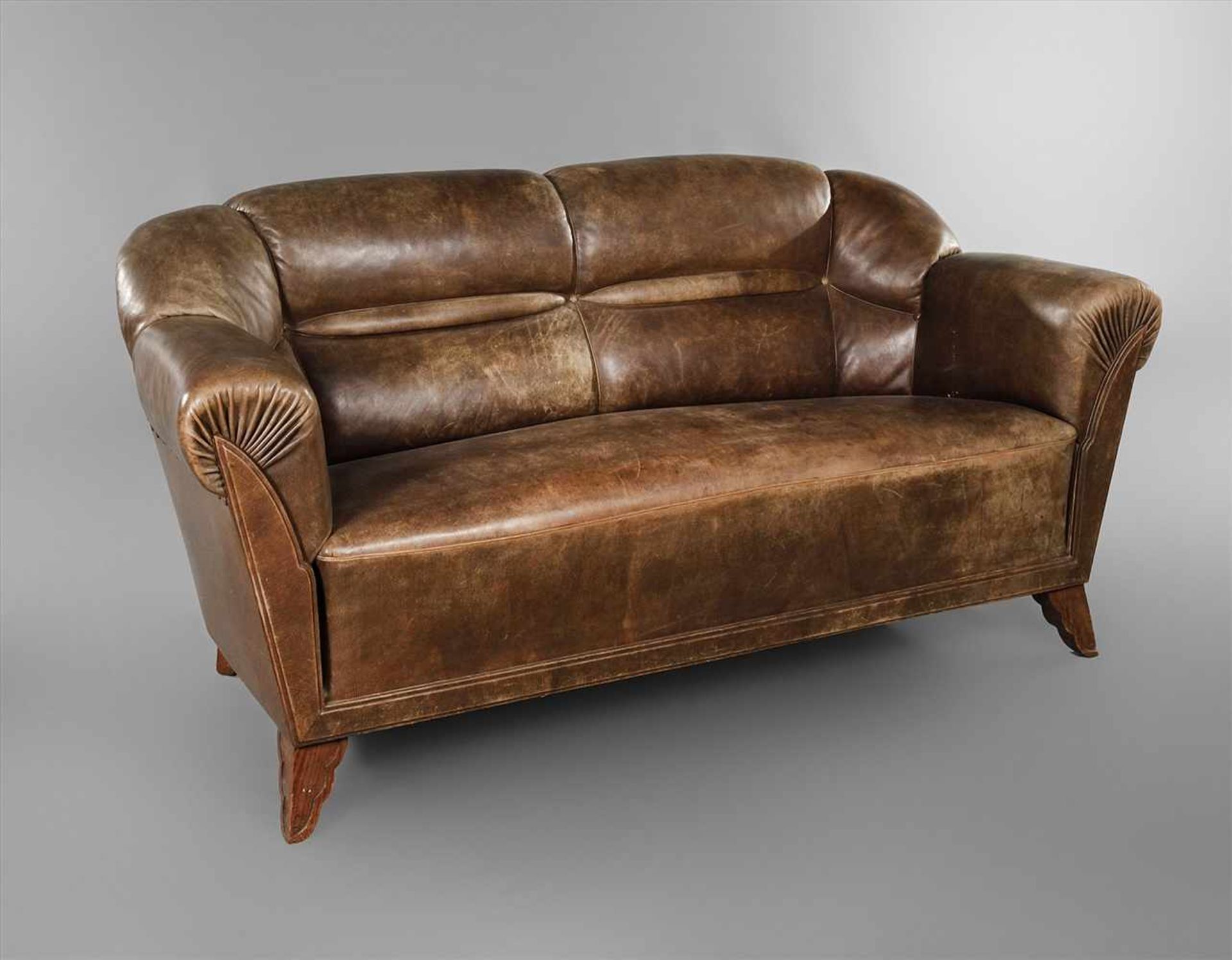 Clubsofa Lederum 1925, bequemer Zweisitzer, mit originalem braunen Lederbezug, Füße aus massivem