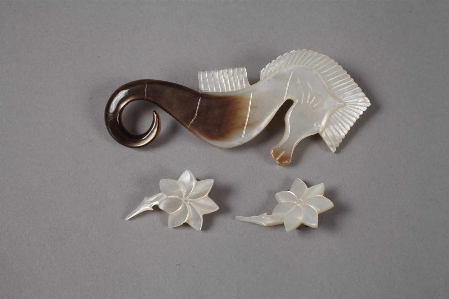 Schmuckset Perlmutterum 1930, bestehend aus Collier, Brosche in Form eines Seepferdchens und einem - Image 4 of 4