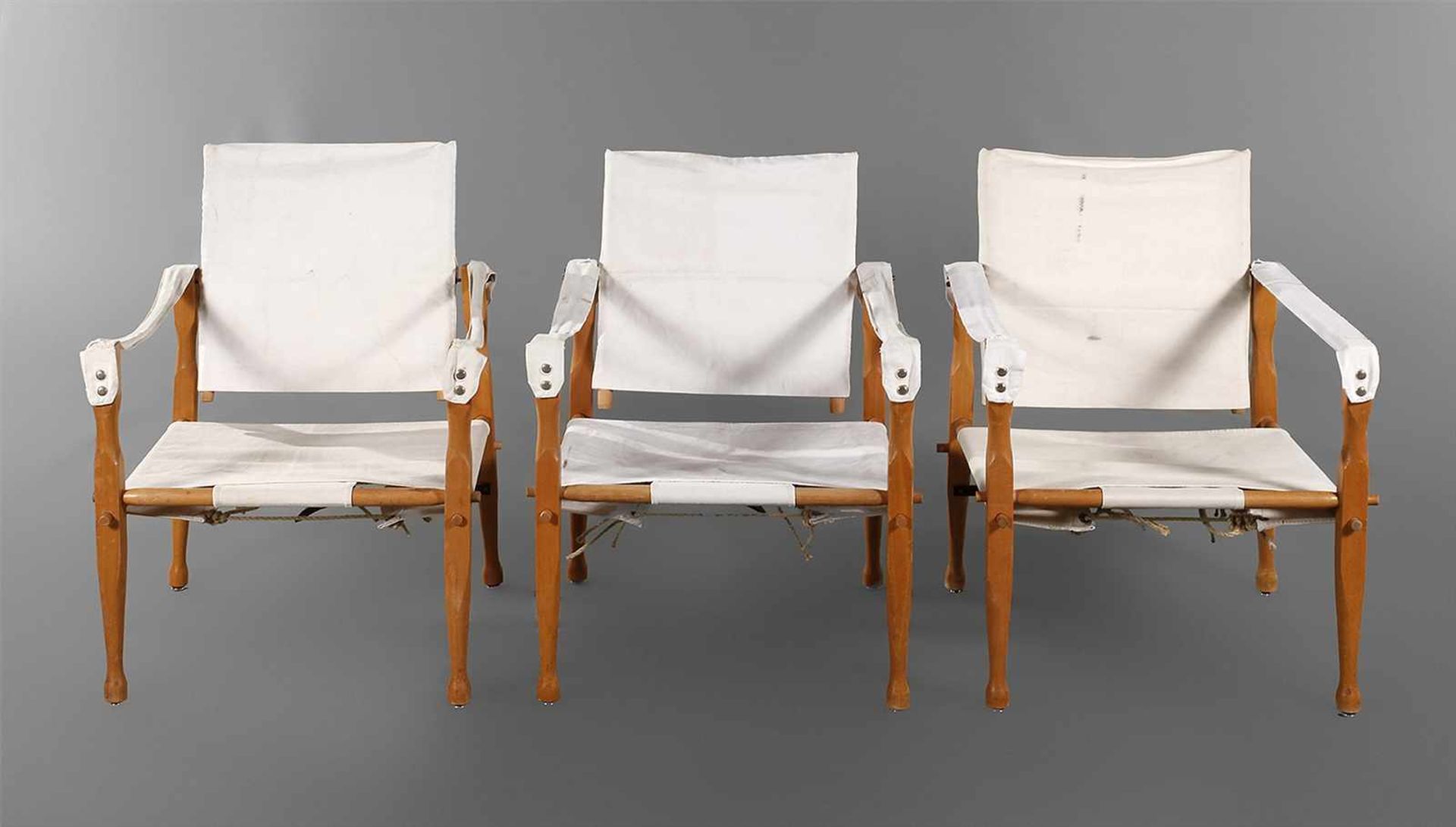 Drei Safari Chairs nach einem Entwurf von Kaare Klint 1933, Ausführung wohl 1960er Jahre in Buche