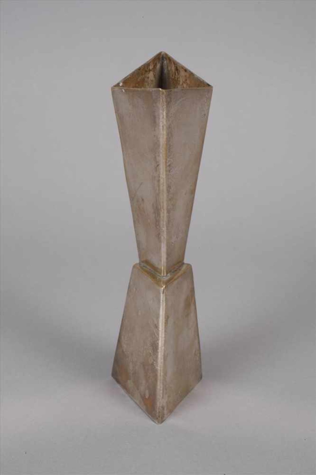 Kubistische Vasewohl 1930er Jahre, ungemarkt, Messing versilbert, Gebrauchsspuren, H 21 cm. - Bild 2 aus 5
