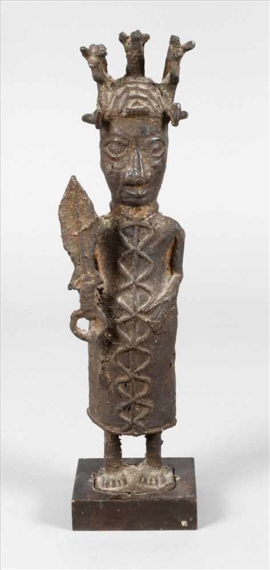 Bronzefigur Benin20. Jh., am Fuß altes Sammleretikett, in der verlorenen Form gegossen, Figur