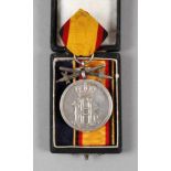 Silberne Verdienstmedaille Reußmit Schwertern (1909-1918), an Bandstück mit Druckknopf, dabei