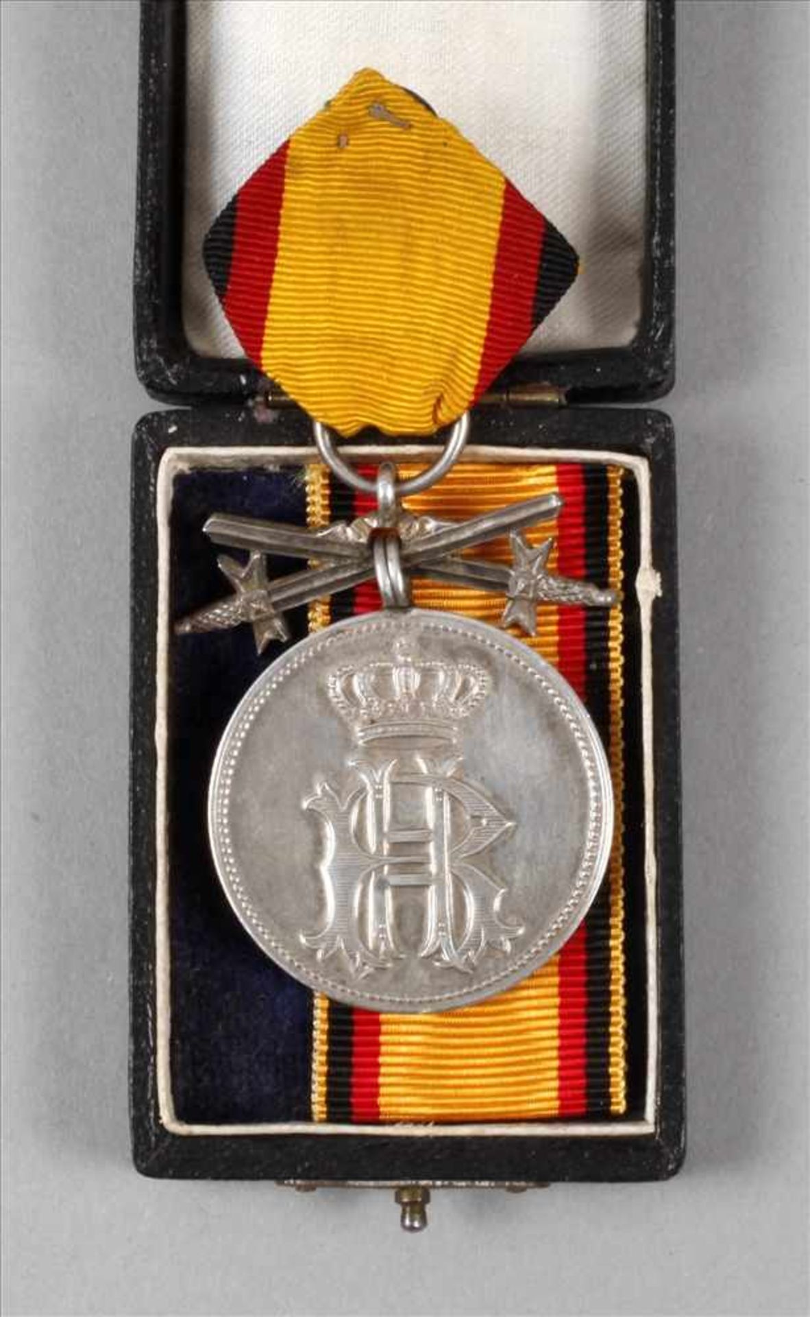 Silberne Verdienstmedaille Reußmit Schwertern (1909-1918), an Bandstück mit Druckknopf, dabei