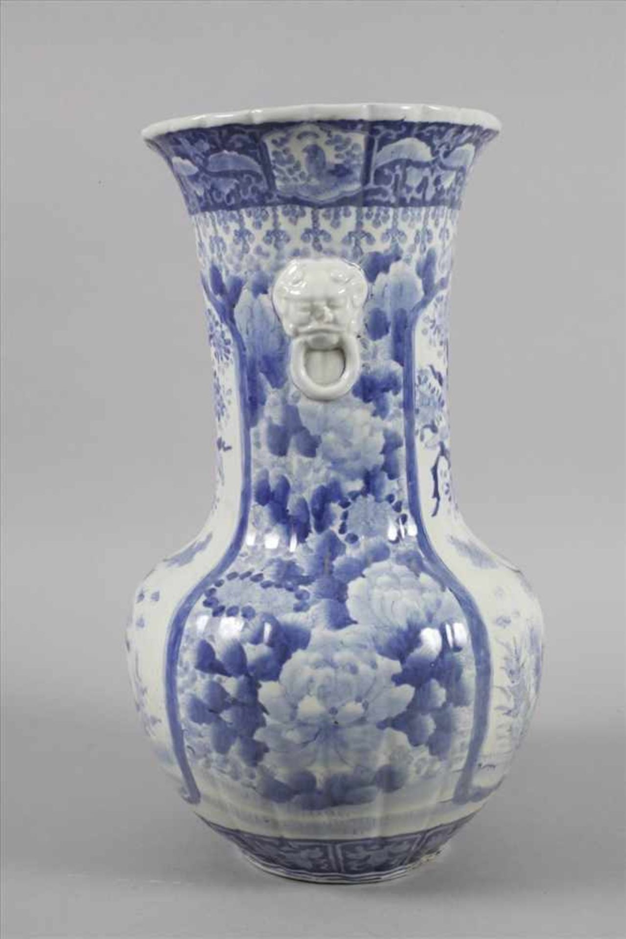 Große VaseChina, Ende 19. Jh., ungemarkt, Porzellan in kobaltblauer Unterglasurbemalung, kugeliger - Bild 4 aus 7