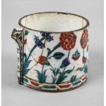 Cachepot IznikIznik-Keramik, etwa 1560/70, polychrome Unterglasurmalerei, florales Dekor mit roten