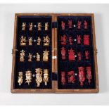 Schachspiel Elfenbeinum 1900, ungemarkt, Elfenbein aufwendig beschnitzt, teils graviert und brüniert