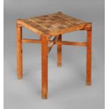 Konstruktivistisches Tischchen1920er Jahre, Buche massiv, die Konstruktion sichtbar mit Holznägeln