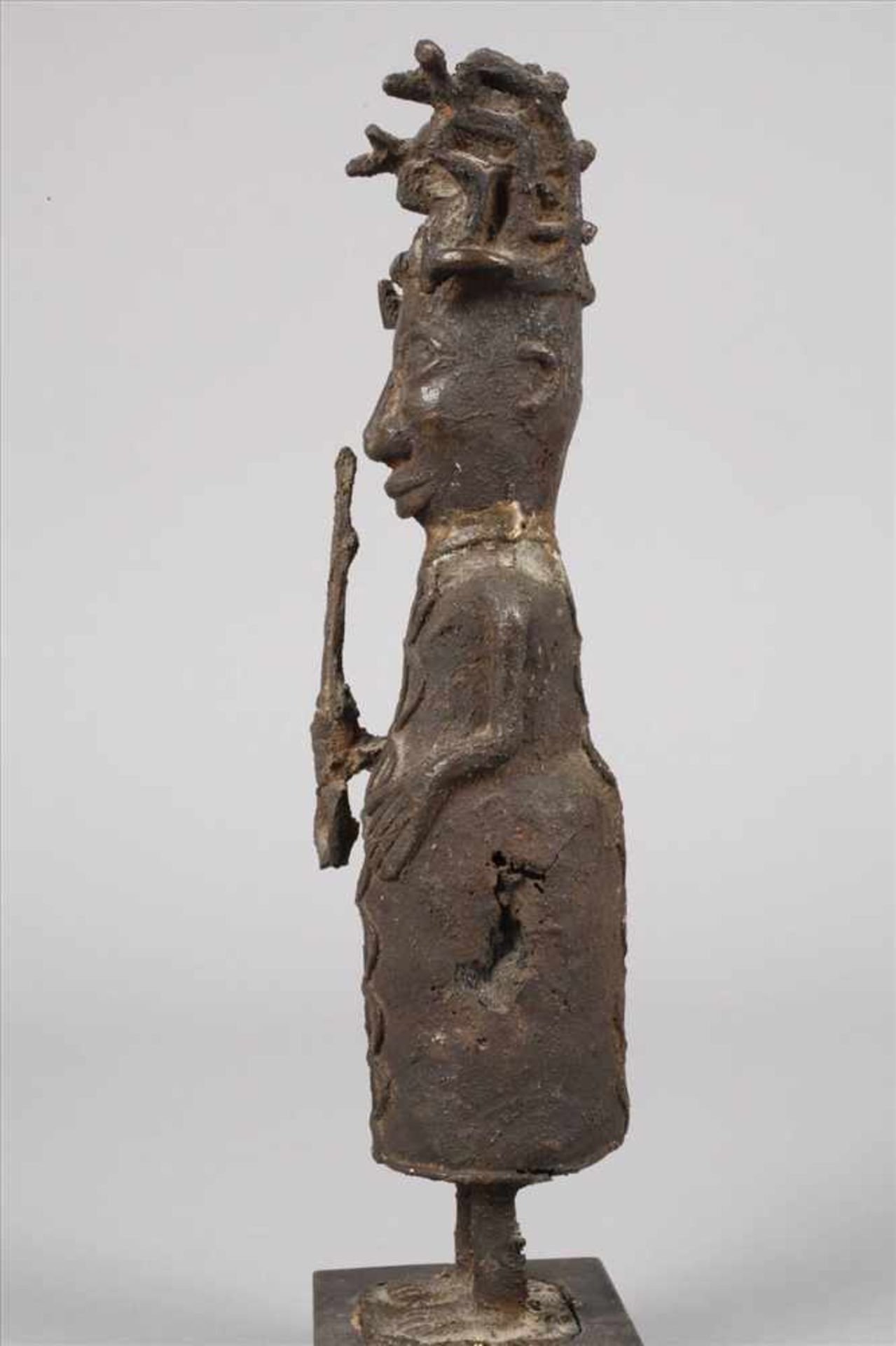 Bronzefigur Benin20. Jh., am Fuß altes Sammleretikett, in der verlorenen Form gegossen, Figur - Bild 6 aus 6