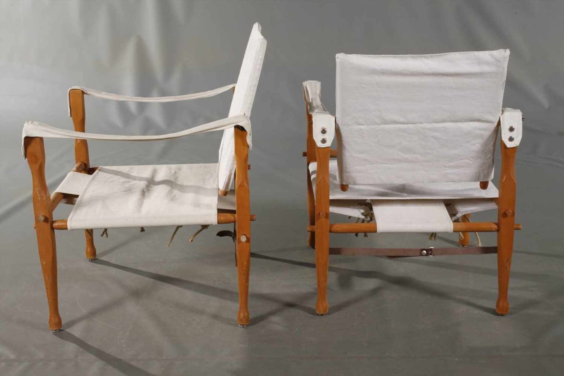 Drei Safari Chairs nach einem Entwurf von Kaare Klint 1933, Ausführung wohl 1960er Jahre in Buche - Bild 3 aus 3