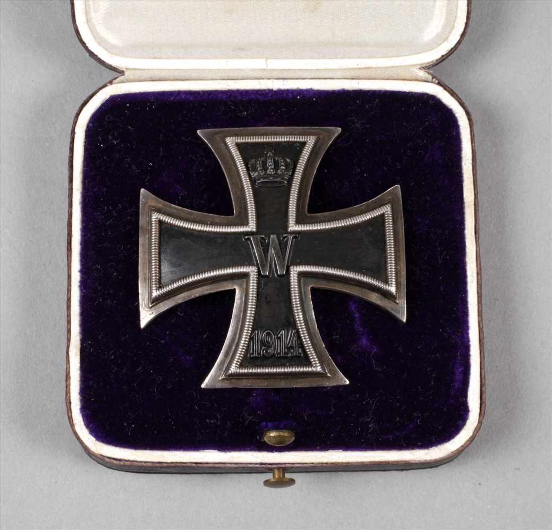 Eisernes Kreuz 19141. Klasse, gewölbt, Hersteller "J. H. Werner Berlin", im Etui, dieses etwas