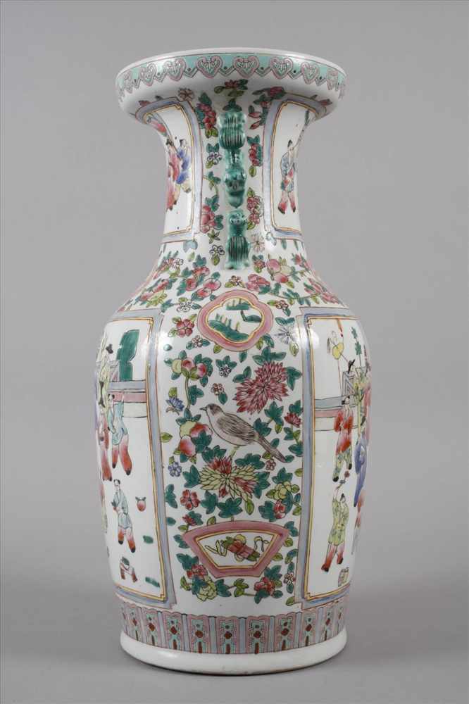 Vase Famille roseMitte 20. Jh., ungemarkt, cremefarben glasiertes Porzellan in polychromer - Image 2 of 6