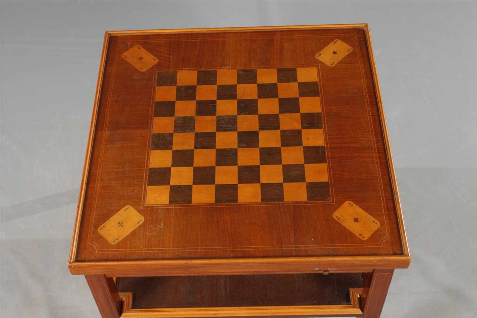 Schachtisch wohl 1930er Jahre, nussbaumfurniert, Platte mit intarsiertem Schachbrett und - Bild 2 aus 4