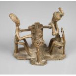 Figürliche SkulpturGelbguss, Darstellung eines höhergestellten Paares beim Speisen, der Tisch