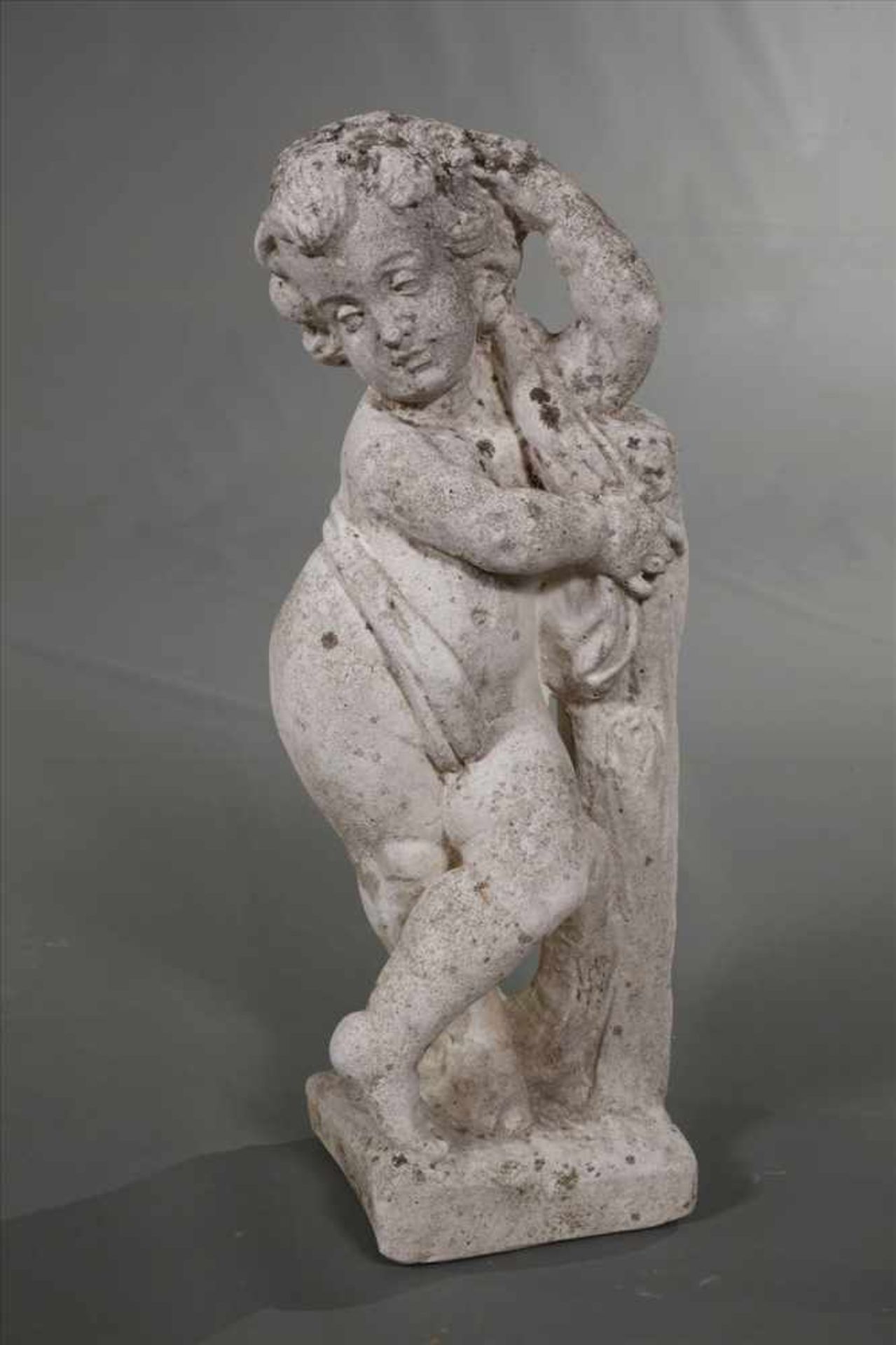 Gartenfigur Putto20. Jh., Steinguss, Putto an Baumstumpf, geringe Altersspuren, H 58 cm. - Bild 2 aus 3