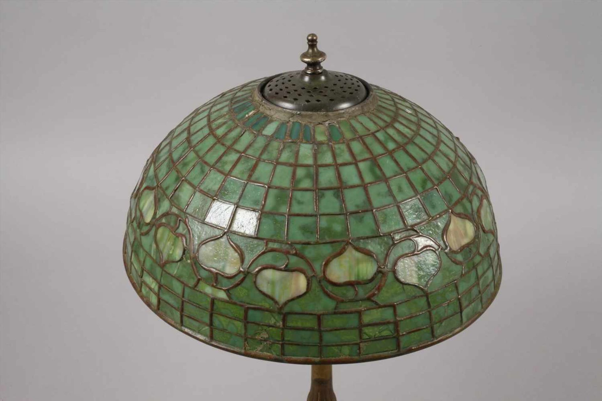 Tischlampe USA um 1910, ungemarkt, Pilzförmiger Schirm aus grün marmoriertem Bleiglas, Bronzefuß - Bild 3 aus 6