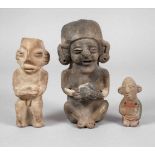 Drei präkolumbische anthropomorphe Figurenvon unterschiedlichen Kulturen Mittel- und Südamerikas,