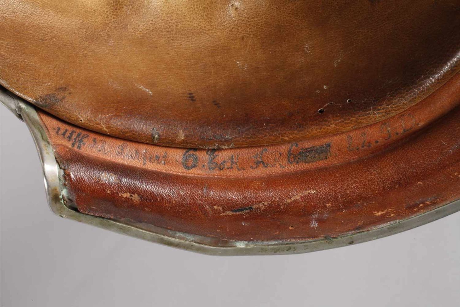 Helm M1889 für KürassierregimenterMannschaftsausführung, Tombakglocke mit silbernen Einfassungen, - Bild 6 aus 11